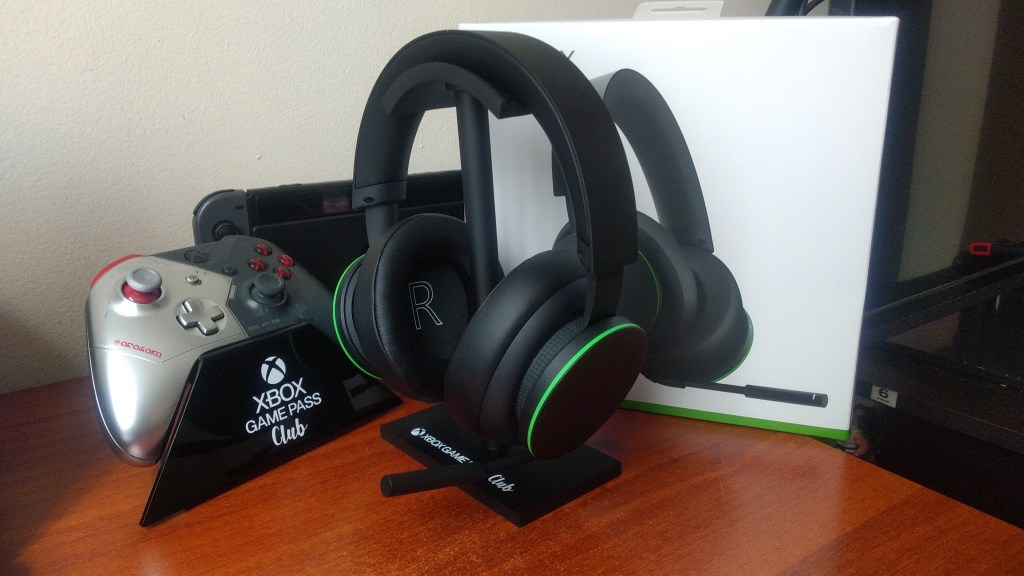 Cada auricular tiene la letra del lado que representa.