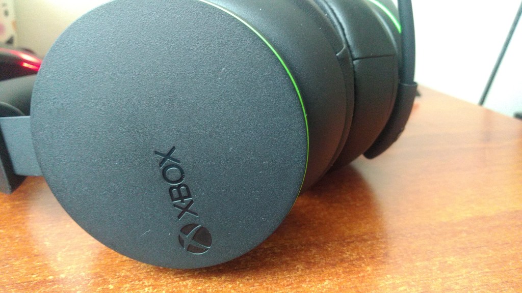 En el lado derecho queda el control de volumen. 