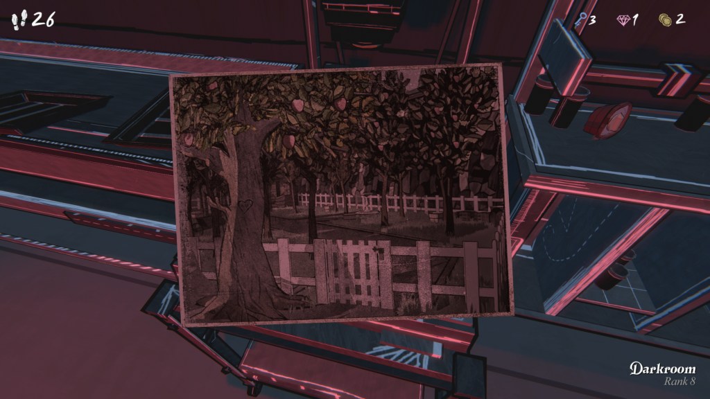 Fotografía encontrada en el Dark Room de Blue Prince que muestra el Huerto de Manzanas con un gran árbol a la izquierda, el cual contiene la clave del candado.